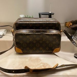 Louis Vuitton Vintage Authentic Monogram Shoulder Bag Nile MM 2012 with dust bag